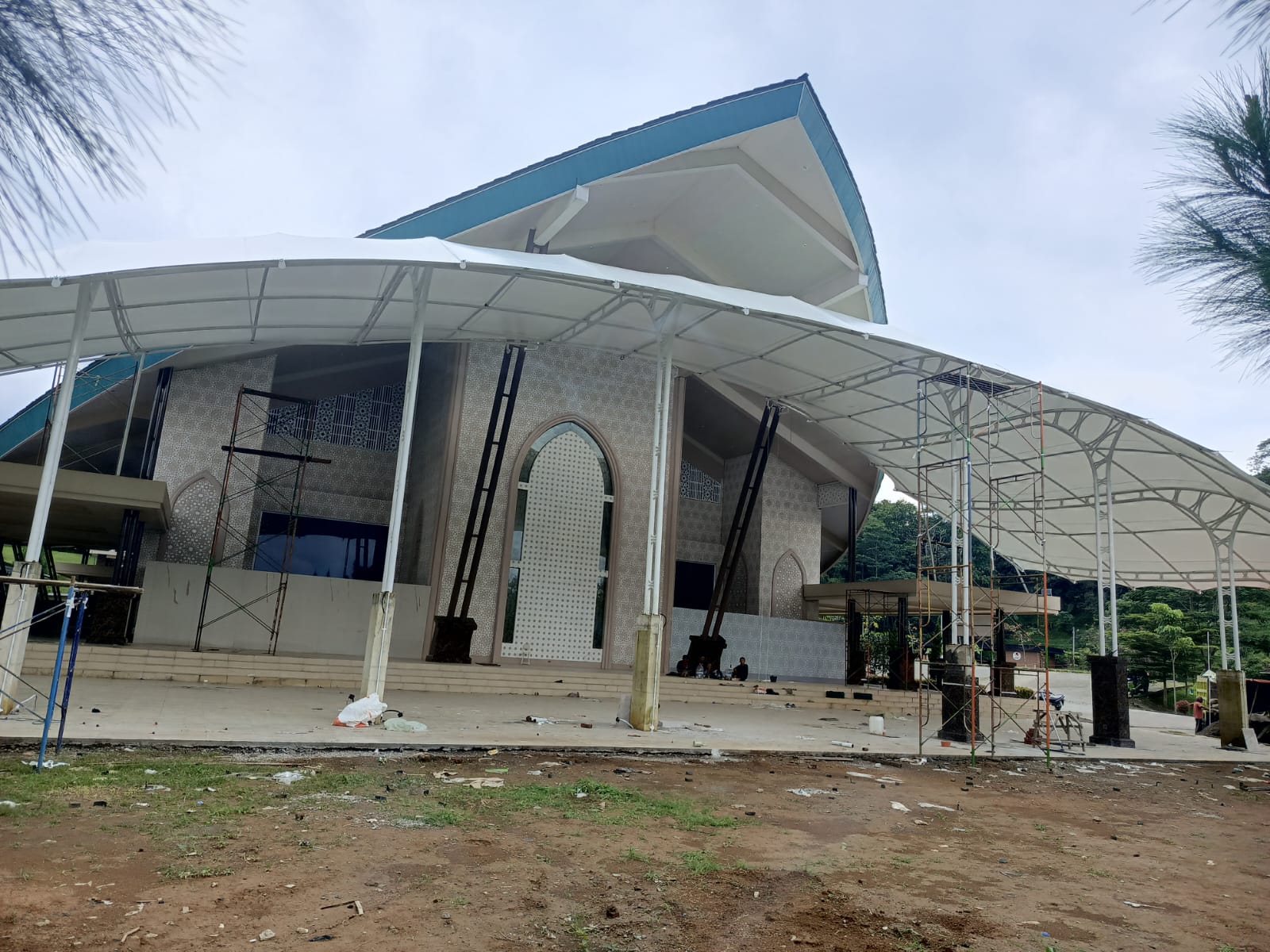 Tenda membrane dengan beberapa puncak